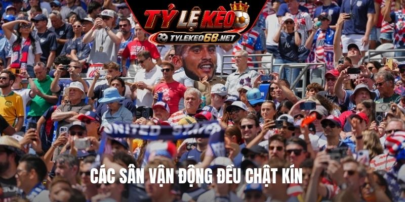 Các sân vận động đều chật kín