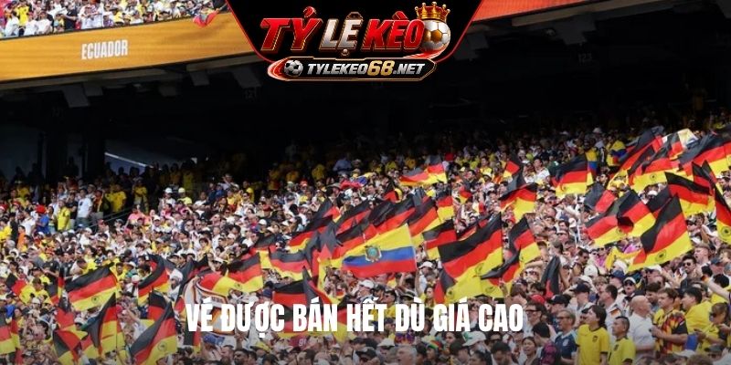 Vé được bán hết dù giá cao